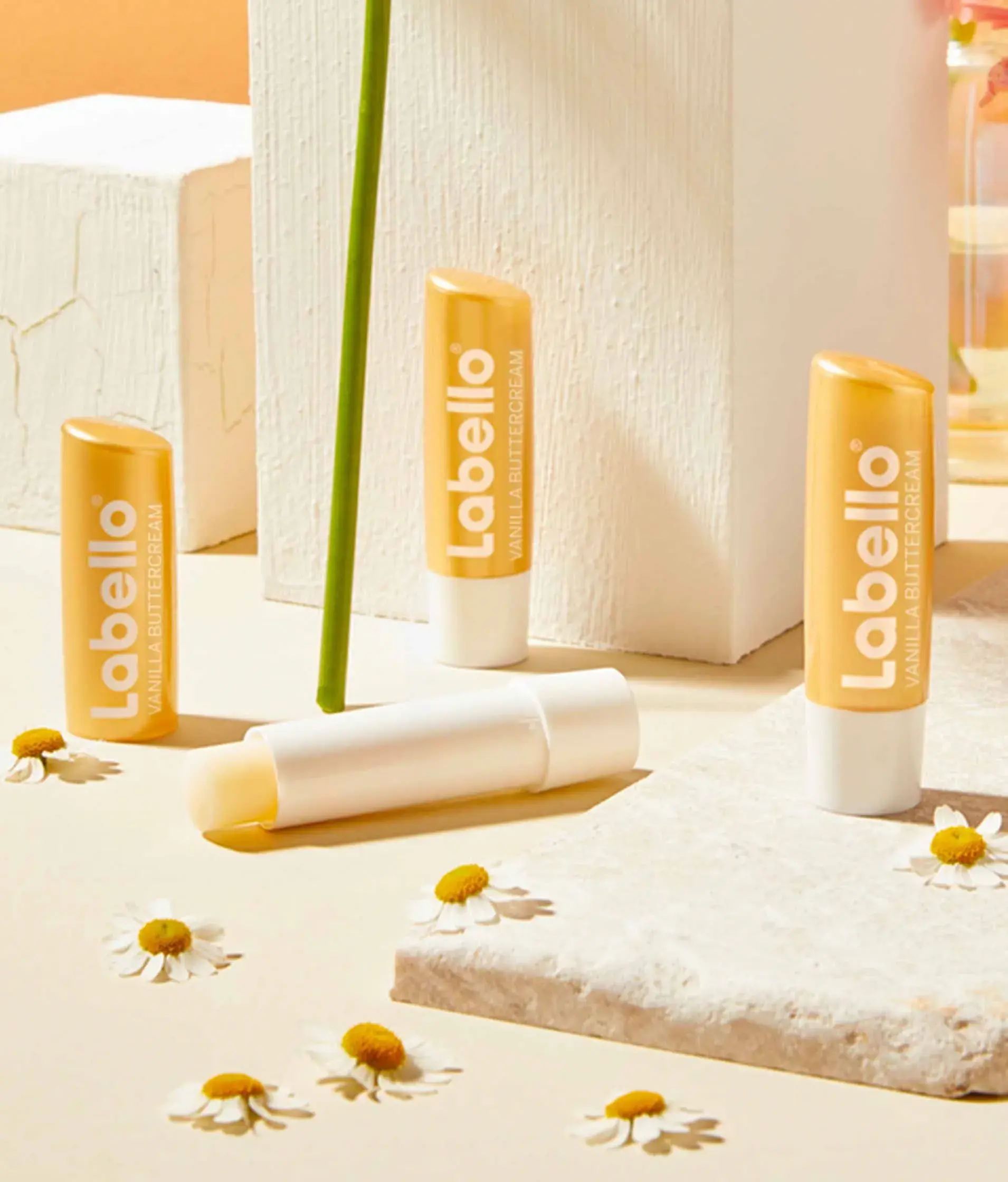 بالم لب مرطوبکننده لابلو وانیلی وزن 4.8گرم - Image 4